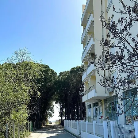 Velipoja Apartment شقة *